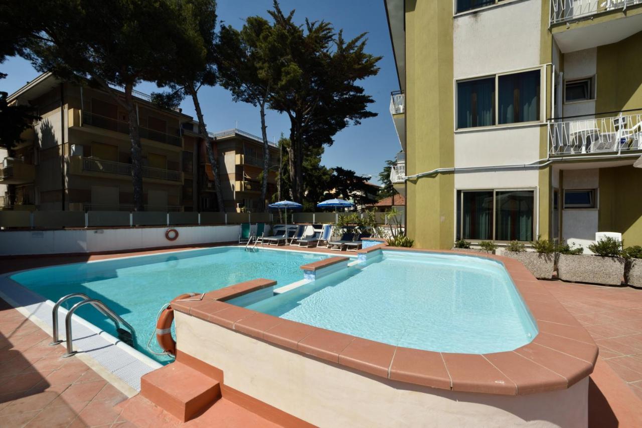 Hotel Diano Marina Esterno foto