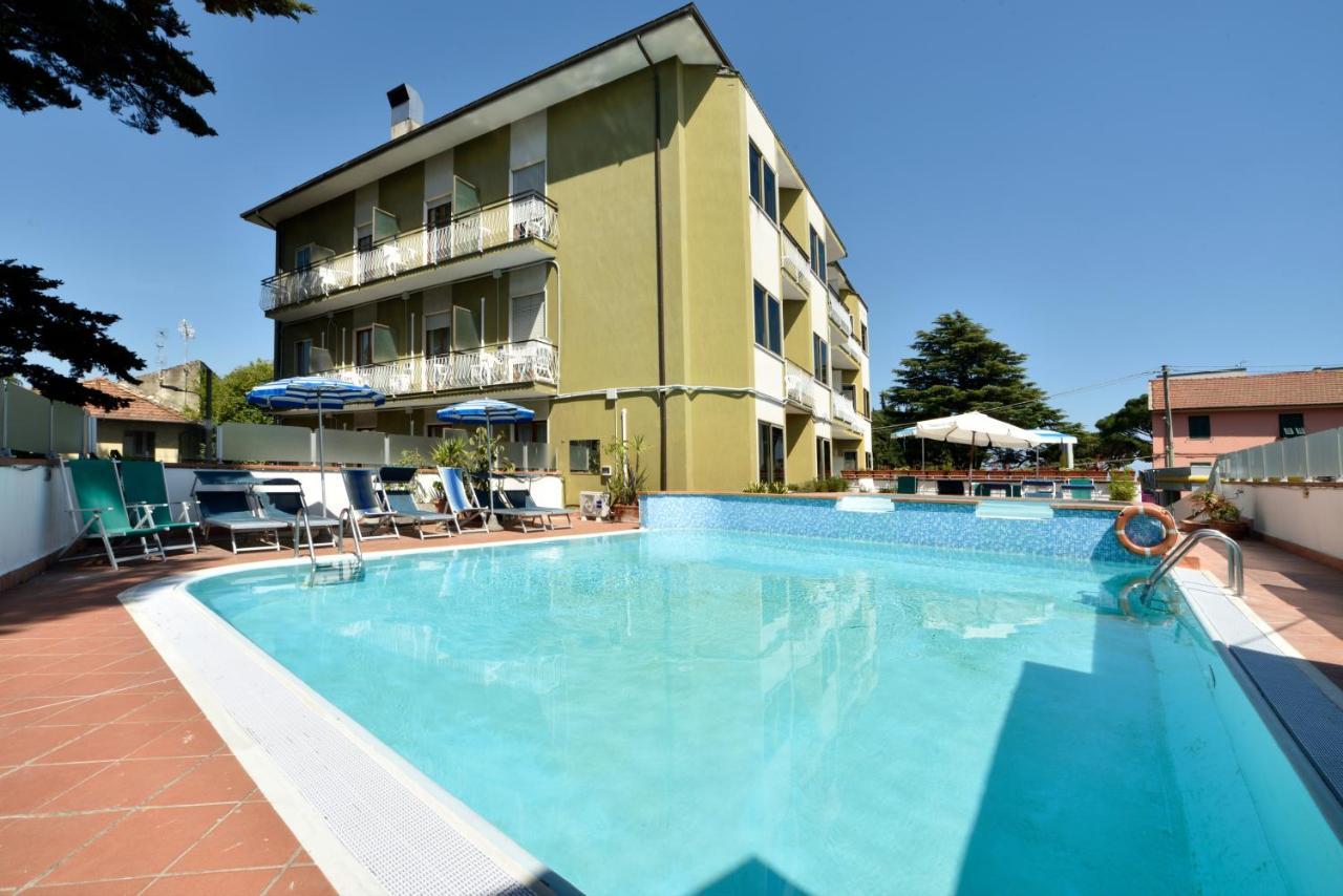 Hotel Diano Marina Esterno foto