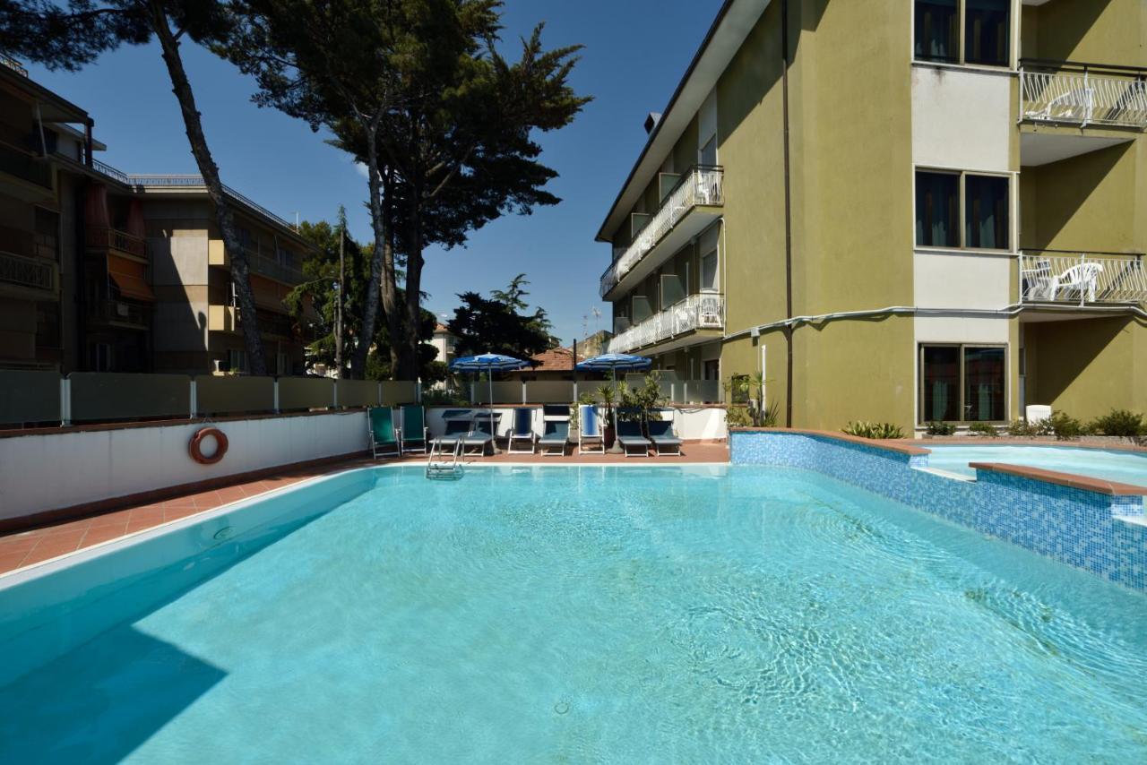 Hotel Diano Marina Esterno foto