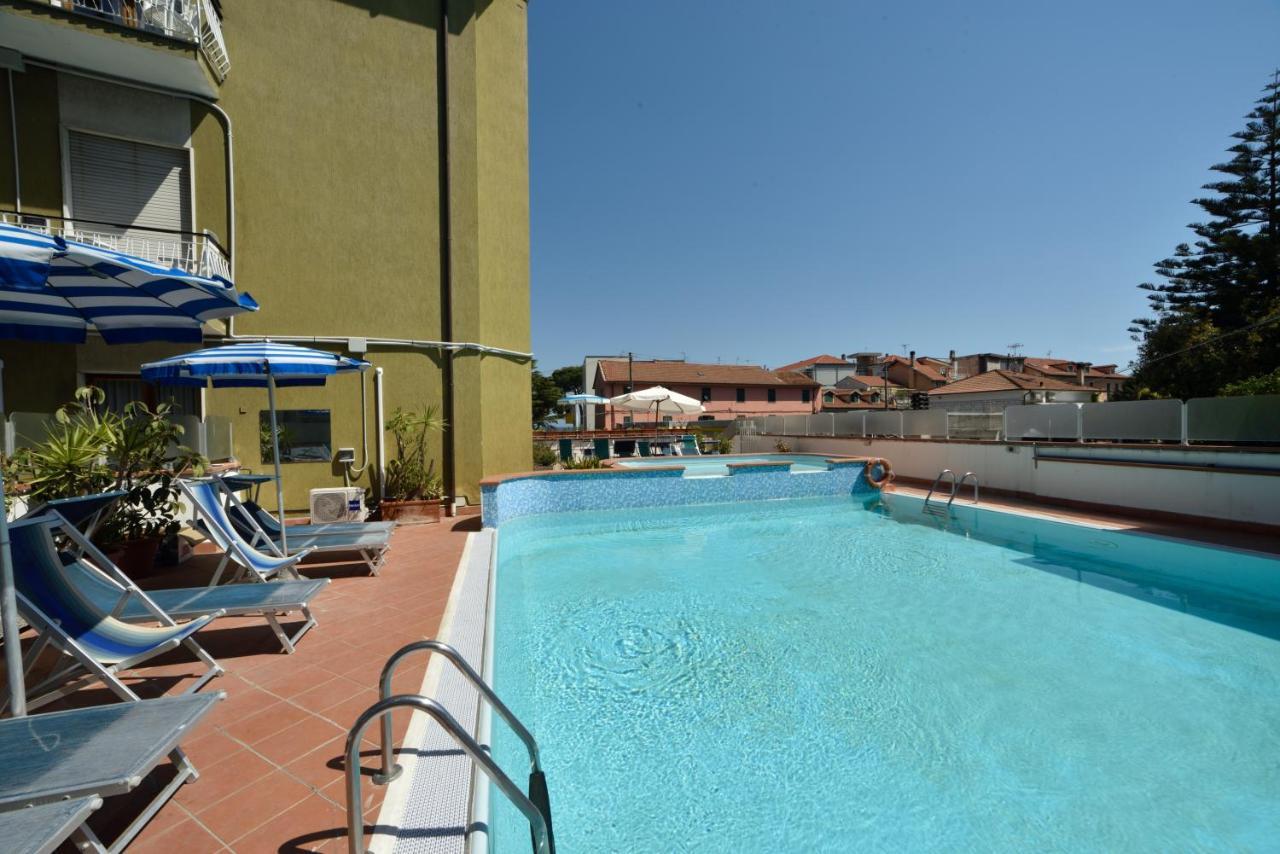 Hotel Diano Marina Esterno foto