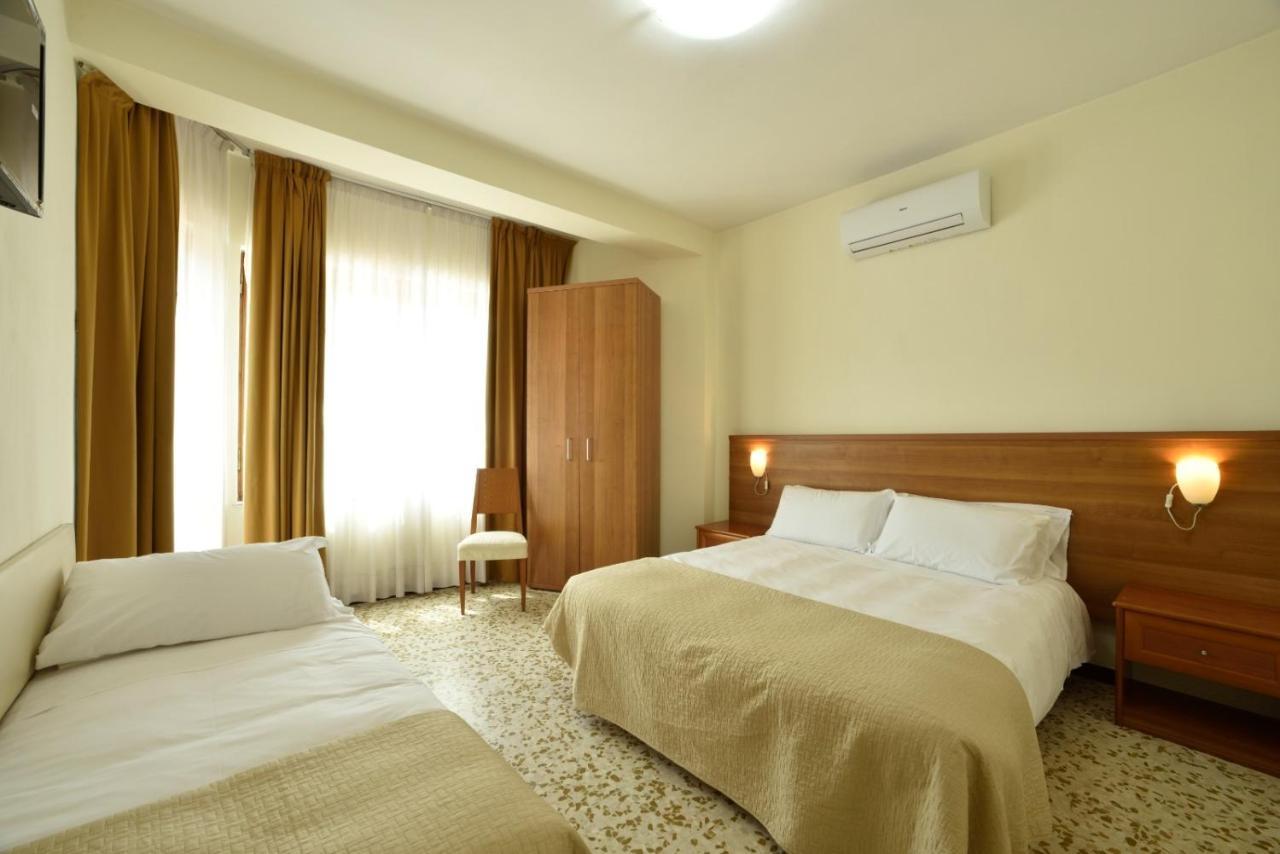 Hotel Diano Marina Esterno foto