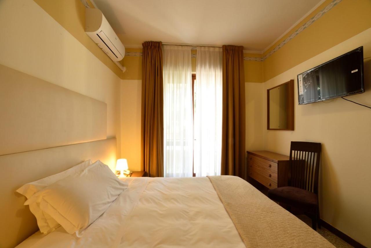 Hotel Diano Marina Esterno foto