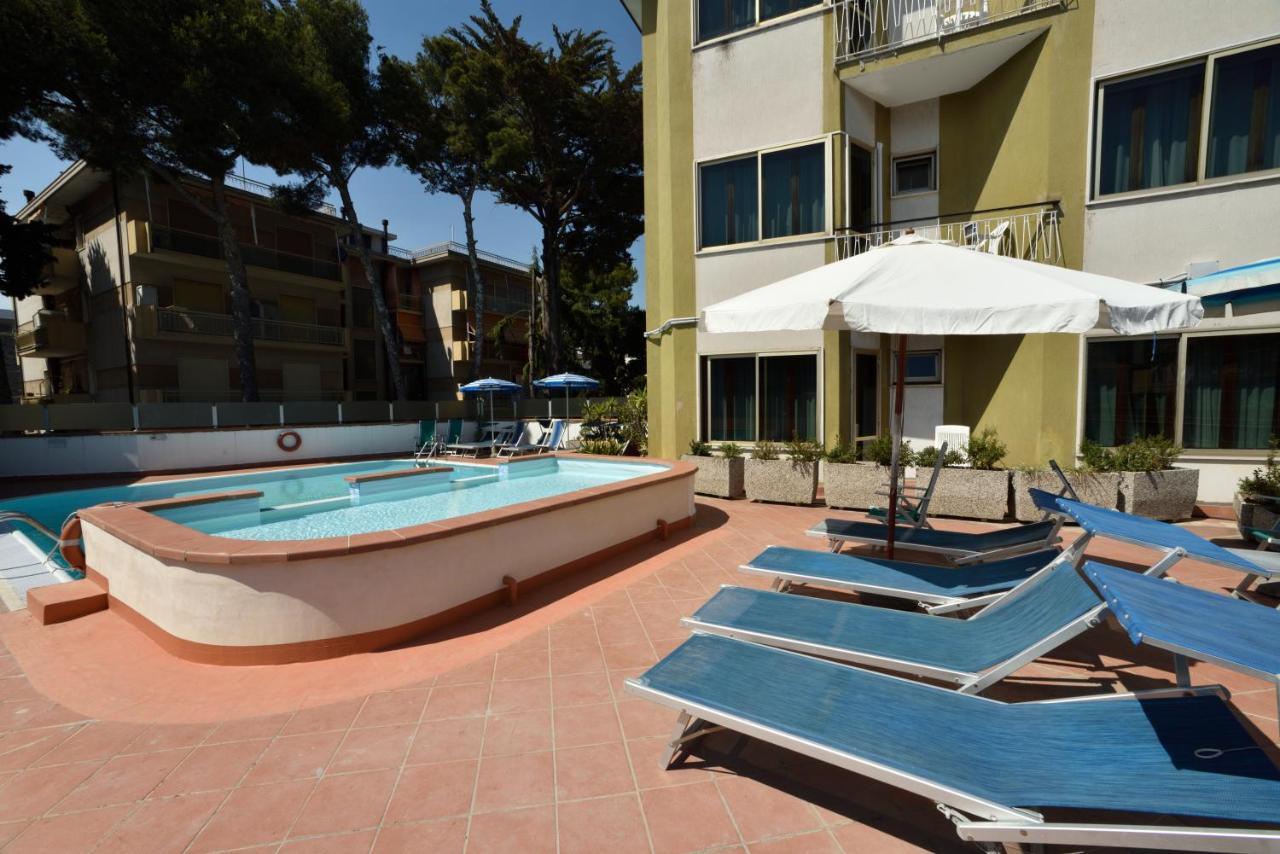 Hotel Diano Marina Esterno foto